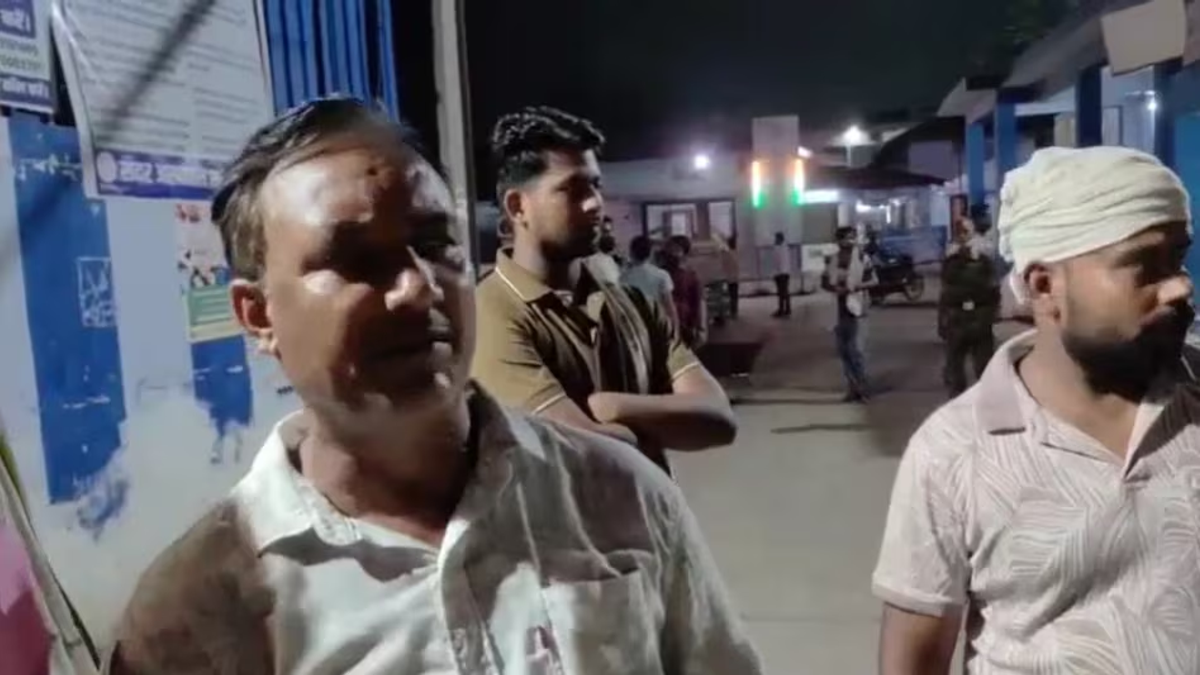 समस्तीपुर के कल्याणपुर में ताजिया जुलूस के दौरान युवक की हत्या के बाद घटनास्थल पर मौजूद पुलिस और लोगों की भीड़।