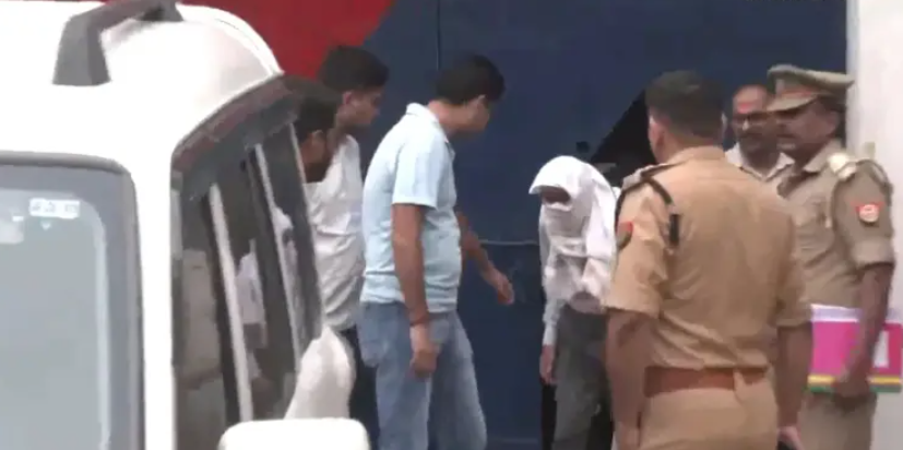 राम मंदिर दान चोरी मामले में पूछताछ के लिए जिला जेल से दो आरोपियों को पुलिस रिमांड पर ले जाती पुलिस टीम।