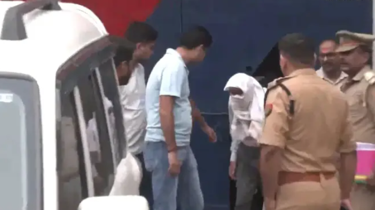 राम मंदिर दान चोरी मामले में पूछताछ के लिए जिला जेल से दो आरोपियों को पुलिस रिमांड पर ले जाती पुलिस टीम।