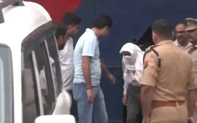 राम मंदिर दान चोरी मामले में पूछताछ के लिए जिला जेल से दो आरोपियों को पुलिस रिमांड पर ले जाती पुलिस टीम।