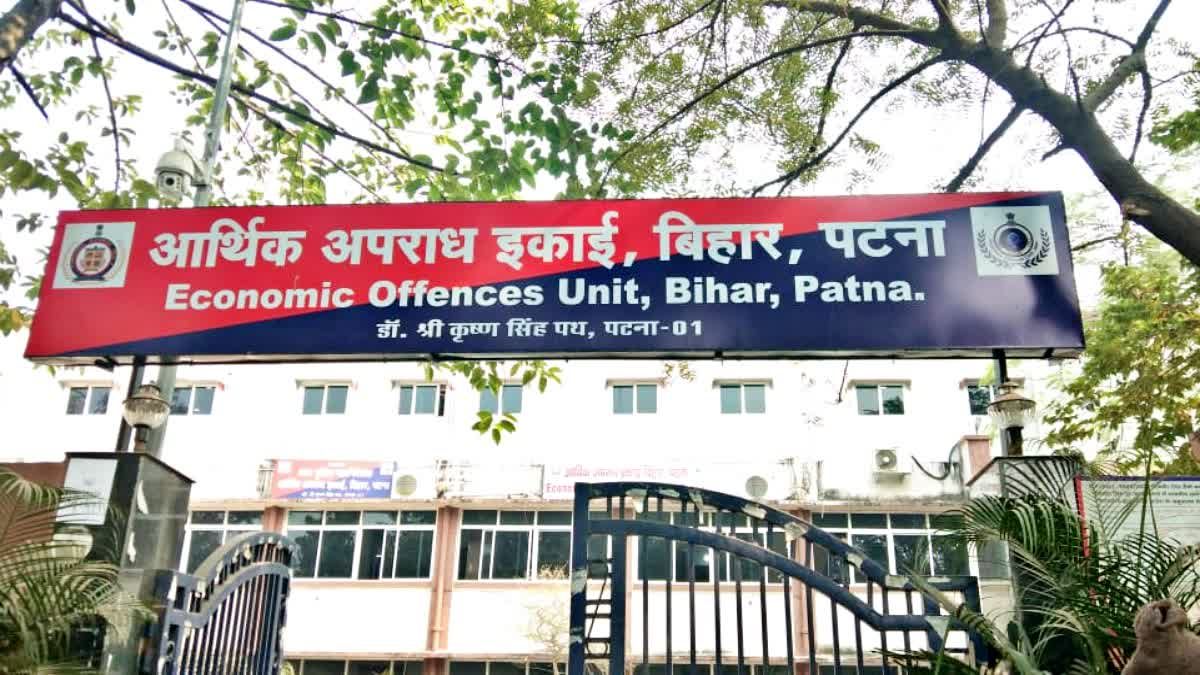 पटना, मुंगेर और सिवान में एक्साइज इंस्पेक्टर अंकेश कुमार गोंड़ के ठिकानों पर छापेमारी करती बिहार आर्थिक अपराध इकाई (EOU) की टीम।