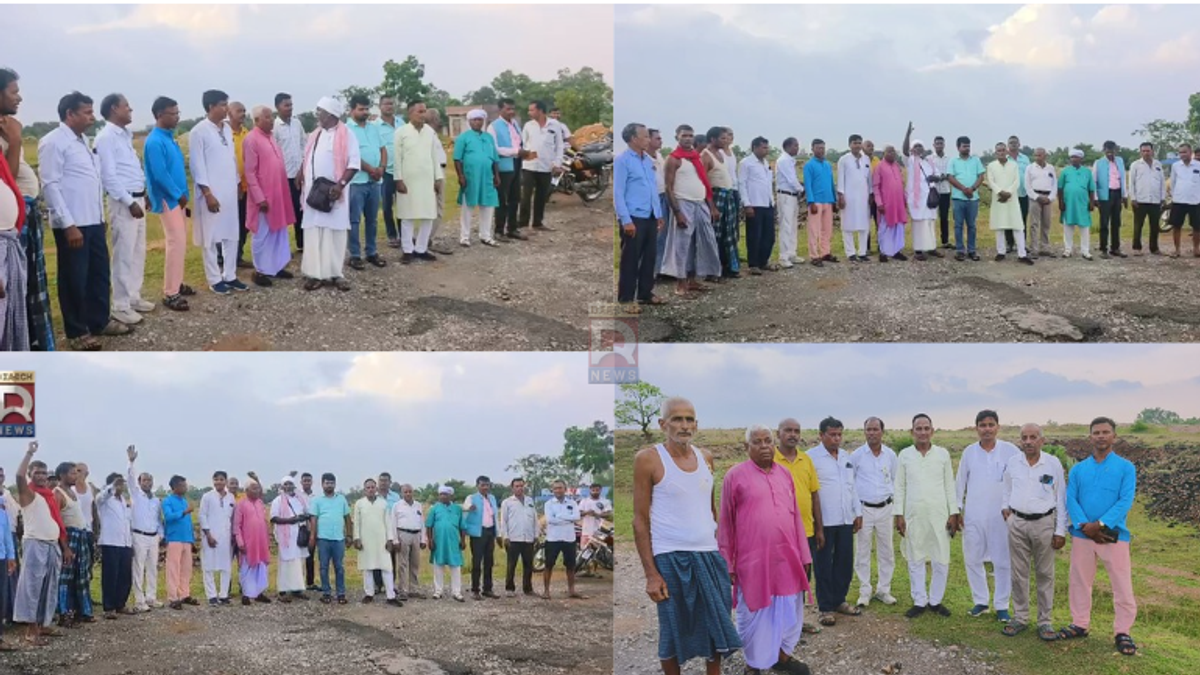 जमुआ के धरमपुर पंचायत में डिग्री कॉलेज निर्माण की मांग को लेकर बैठक करते ग्रामीण