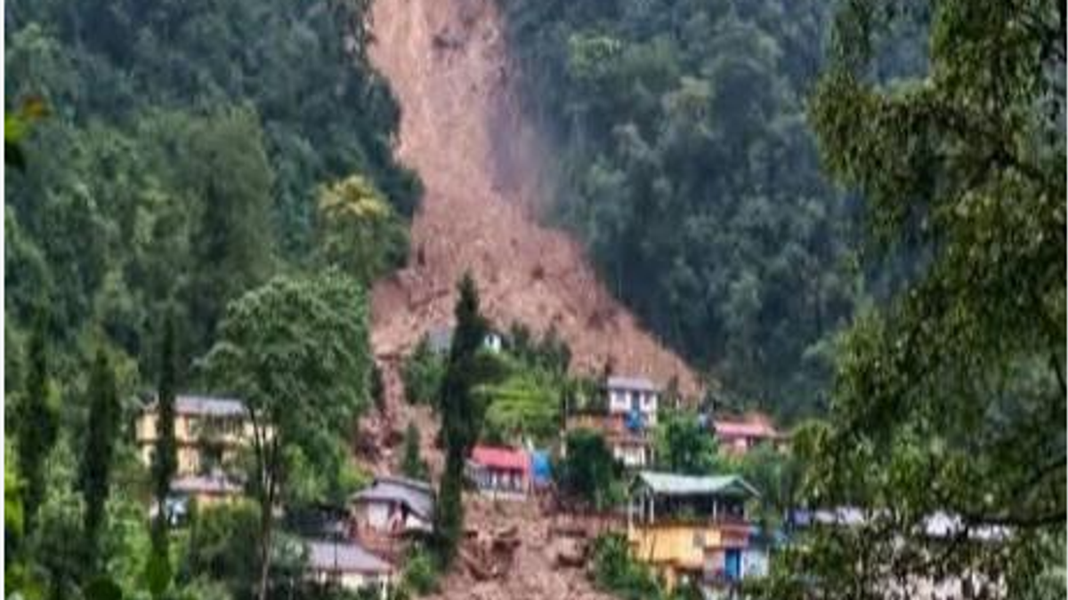 सिक्किम के रिंबी गांव में भारी बारिश के बाद लैंडस्लाइड से क्षतिग्रस्त और बहे घर, जबकि ओडिशा में भारी बारिश के बीच लोगों को सुरक्षित स्थानों पर पहुंचाया गया।