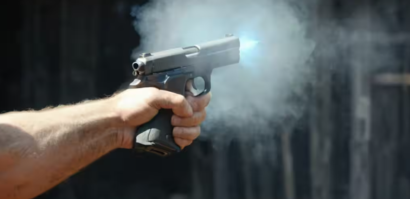 वैशाली के गोरौल थाना क्षेत्र में युवक की गोली मारकर हत्या के बाद घटनास्थल पर जांच करती पुलिस।