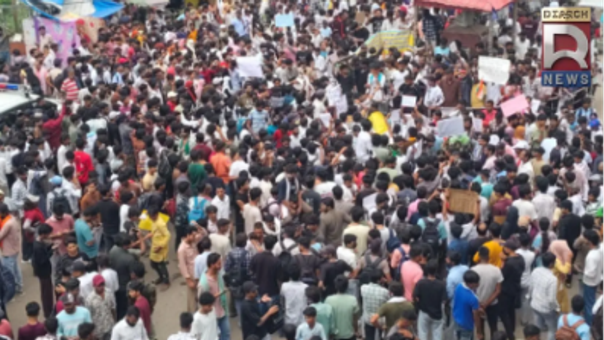 भागलपुर स्टेशन चौक पर बिहार बंद के दौरान प्रदर्शन करते छात्र-छात्राएं और सुरक्षा में तैनात पुलिस बल।