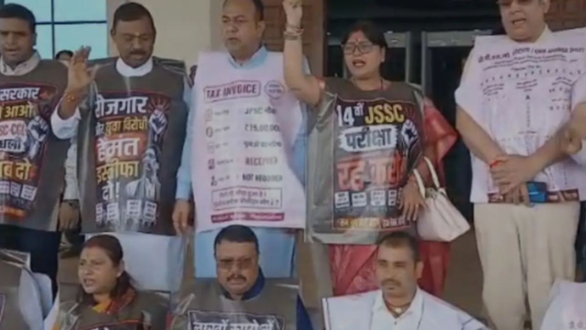 झारखंड विधानसभा के बाहर JPSC मुद्दे पर प्रदर्शन करते BJP विधायक