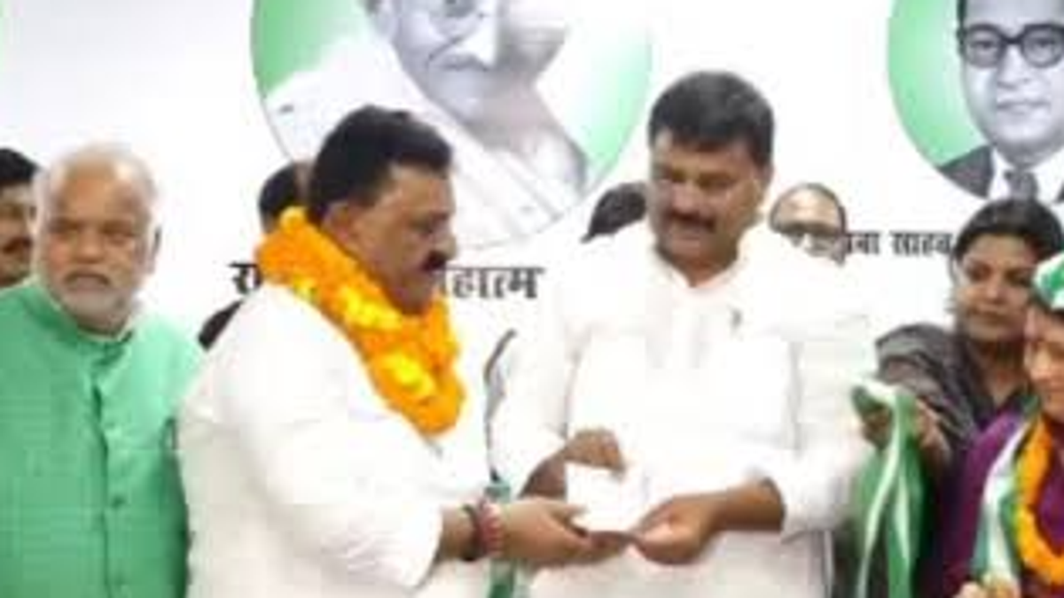 पटना में जेडीयू की सदस्यता ग्रहण करते राणा रणधीर सिंह, सुनीता सिंह चौहान और अन्य नेता।