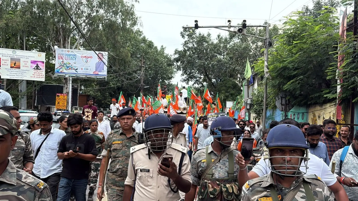 रांची में JPSC परीक्षा में कथित गड़बड़ियों के विरोध में भाजयुमो और अभ्यर्थियों ने JPSC कार्यालय का घेराव किया। प्रदर्शनकारियों ने बैरिकेडिंग तोड़ी और मुख्य गेट तक पहुंचकर परीक्षा प्रक्रिया पर सवाल उठाए।