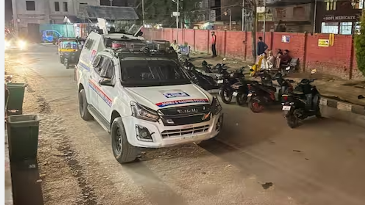 कुलगाम में आतंकी हमले के बाद ईंट-भट्ठे के आसपास तैनात सुरक्षा बल और सर्च ऑपरेशन चलाते जवान।