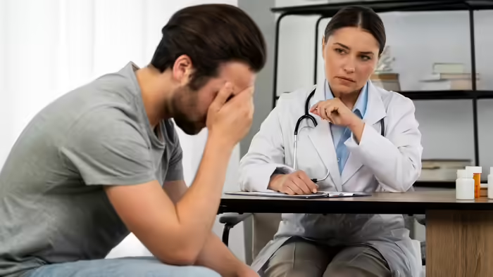 डॉक्टर मरीज को सिरदर्द के कारण और MRI जांच की जरूरत के बारे में समझाते हुए