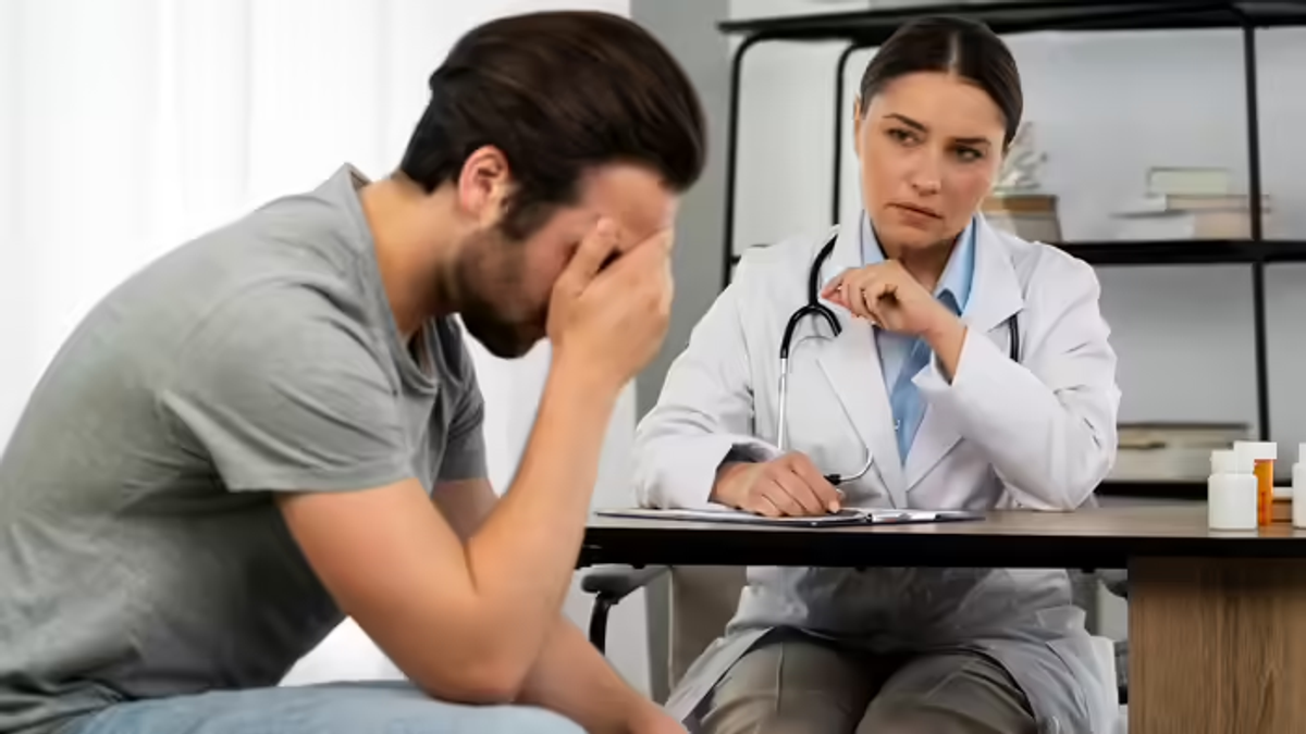 डॉक्टर मरीज को सिरदर्द के कारण और MRI जांच की जरूरत के बारे में समझाते हुए