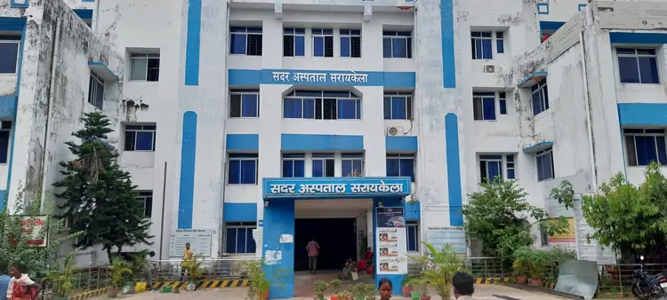 सरायकेला सदर अस्पताल में सर्पदंश के मरीज का इलाज करते डॉक्टर और मानसून के दौरान बढ़ते स्नेक बाइट मामलों का सांकेतिक दृश्य।