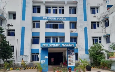 सरायकेला सदर अस्पताल में सर्पदंश के मरीज का इलाज करते डॉक्टर और मानसून के दौरान बढ़ते स्नेक बाइट मामलों का सांकेतिक दृश्य।