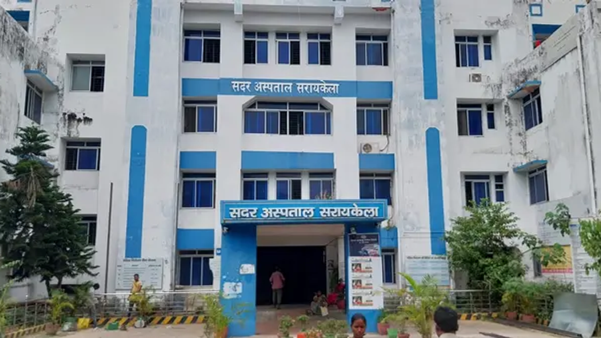 सरायकेला सदर अस्पताल में सर्पदंश के मरीज का इलाज करते डॉक्टर और मानसून के दौरान बढ़ते स्नेक बाइट मामलों का सांकेतिक दृश्य।