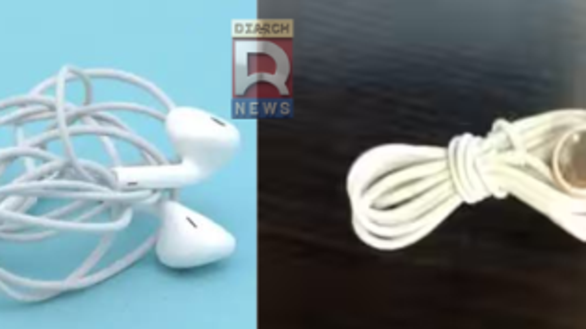 ईयरफोन की तार को उलझने से बचाने के लिए फिगर-8 तरीके से लपेटते हुए।