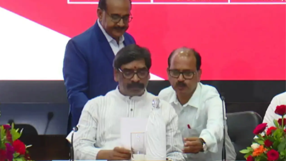 रांची में झारखंड के पहले फिल्म एंड टेलीविजन इंस्टीट्यूट के शुभारंभ कार्यक्रम में मुख्यमंत्री हेमंत सोरेन और अधिकारियों का सांकेतिक दृश्य।