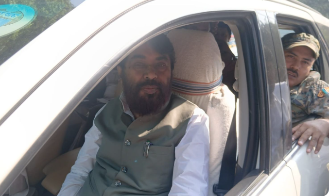 बिहार MLC चुनाव के दौरान बीजेपी प्रत्याशी नवल किशोर यादव बांकीपुर गर्ल्स स्कूल मतदान केंद्र पर पहुंचे