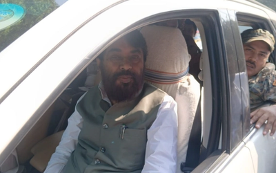 बिहार MLC चुनाव के दौरान बीजेपी प्रत्याशी नवल किशोर यादव बांकीपुर गर्ल्स स्कूल मतदान केंद्र पर पहुंचे