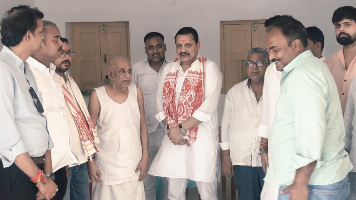 बाढ़ विधानसभा क्षेत्र में जनसंपर्क के दौरान विजय कृष्ण से मुलाकात करते अरविंद कुमार सिंह