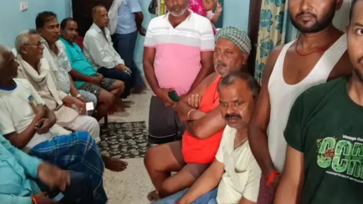 गोपालगंज के थावे निवासी सोनू कुमार गुप्ता के घर पर शोक का माहौल, दुबई के पास समुद्री जहाज पर मौत की सूचना के बाद परिजन विलाप करते हुए।