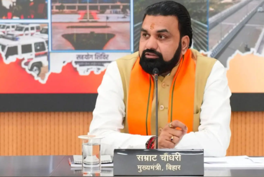 मुख्यमंत्री सम्राट चौधरी बिहार में महिलाओं को रोजगार से जोड़ने की योजना की जानकारी देते हुए