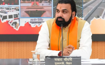 मुख्यमंत्री सम्राट चौधरी बिहार में महिलाओं को रोजगार से जोड़ने की योजना की जानकारी देते हुए