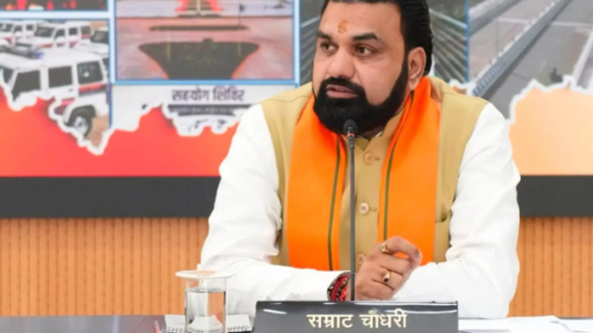 मुख्यमंत्री सम्राट चौधरी बिहार में महिलाओं को रोजगार से जोड़ने की योजना की जानकारी देते हुए