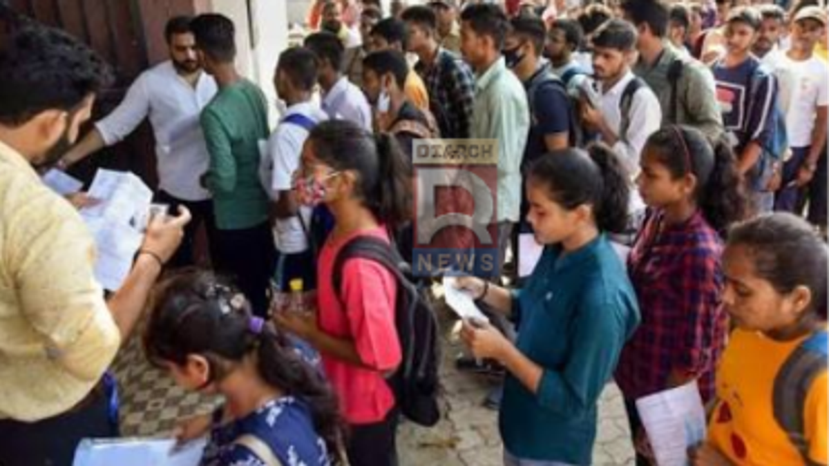 BPSC TRE 4 शिक्षक भर्ती के लिए ऑनलाइन आवेदन करते अभ्यर्थी