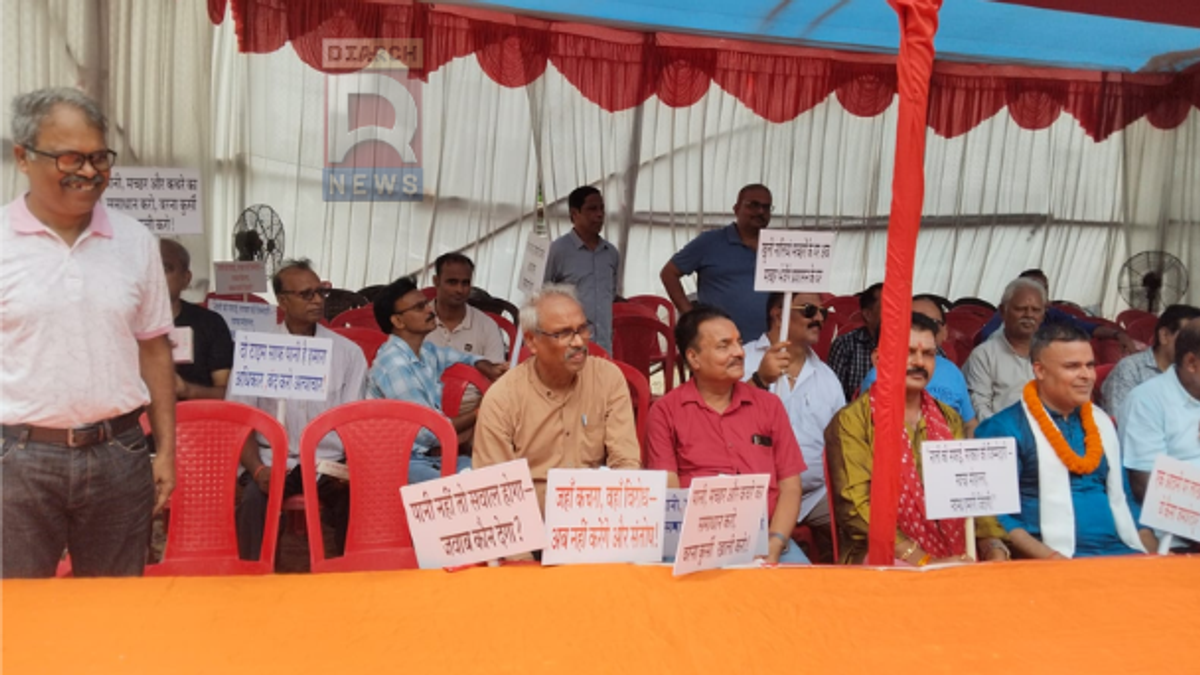 डिमना की बुनियादी समस्याओं को लेकर धरना देते हिल व्यू कॉलोनी के स्थानीय लोग