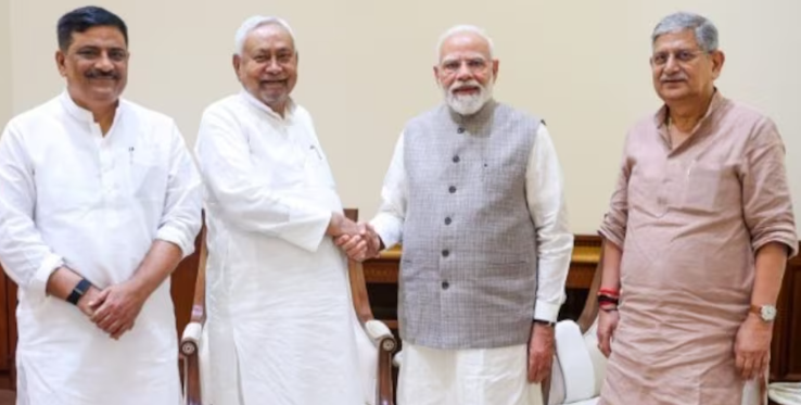 संसद भवन में प्रधानमंत्री नरेंद्र मोदी और नीतीश कुमार की मुलाकात