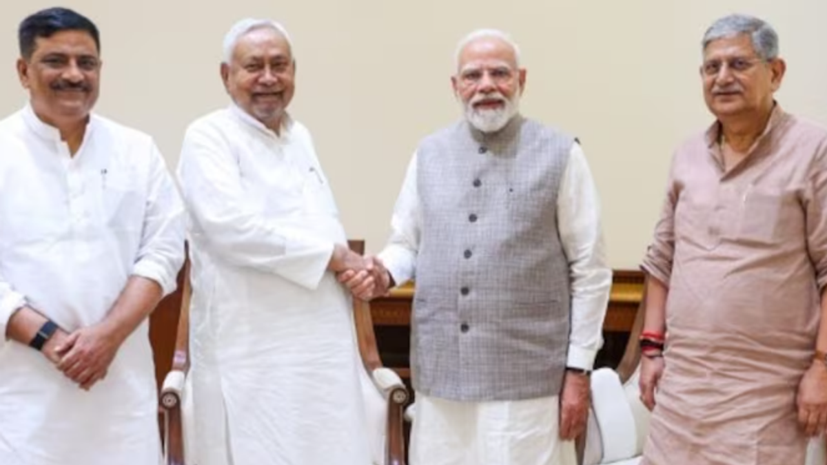 संसद भवन में प्रधानमंत्री नरेंद्र मोदी और नीतीश कुमार की मुलाकात