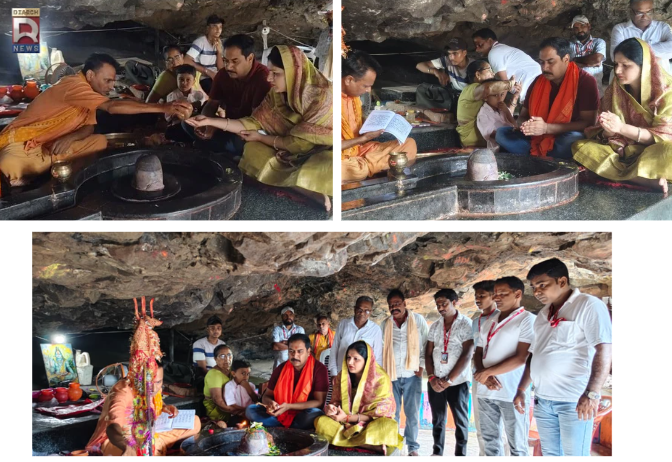 साहिबगंज के मोतिनाथ धाम में पूजा-अर्चना करते डीसी दीपक कुमार दुबे और उनकी धर्मपत्नी