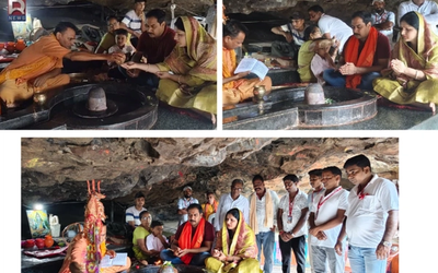साहिबगंज के मोतिनाथ धाम में पूजा-अर्चना करते डीसी दीपक कुमार दुबे और उनकी धर्मपत्नी