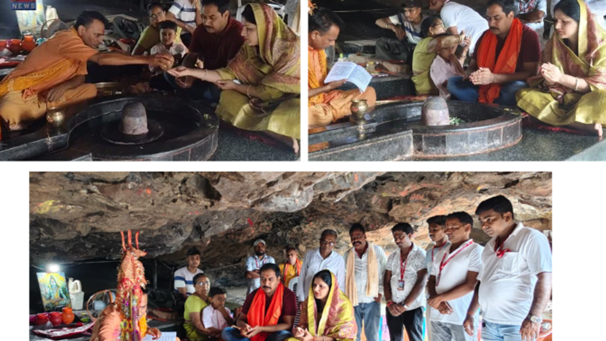 साहिबगंज के मोतिनाथ धाम में पूजा-अर्चना करते डीसी दीपक कुमार दुबे और उनकी धर्मपत्नी