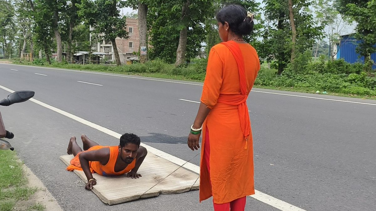 380 किलोमीटर की दंडवत यात्रा करते बाबा बैद्यनाथ धाम जा रहे पति-पत्नी