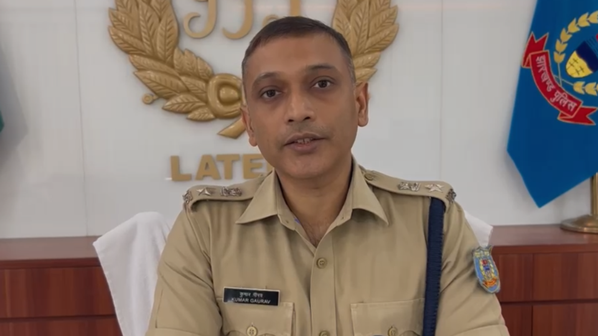 लातेहार में एसपी कुमार गौरव द्वारा साइबर थाना की मदद से बरामद 36 मोबाइल फोन उनके वास्तविक मालिकों को सौंपते हुए।