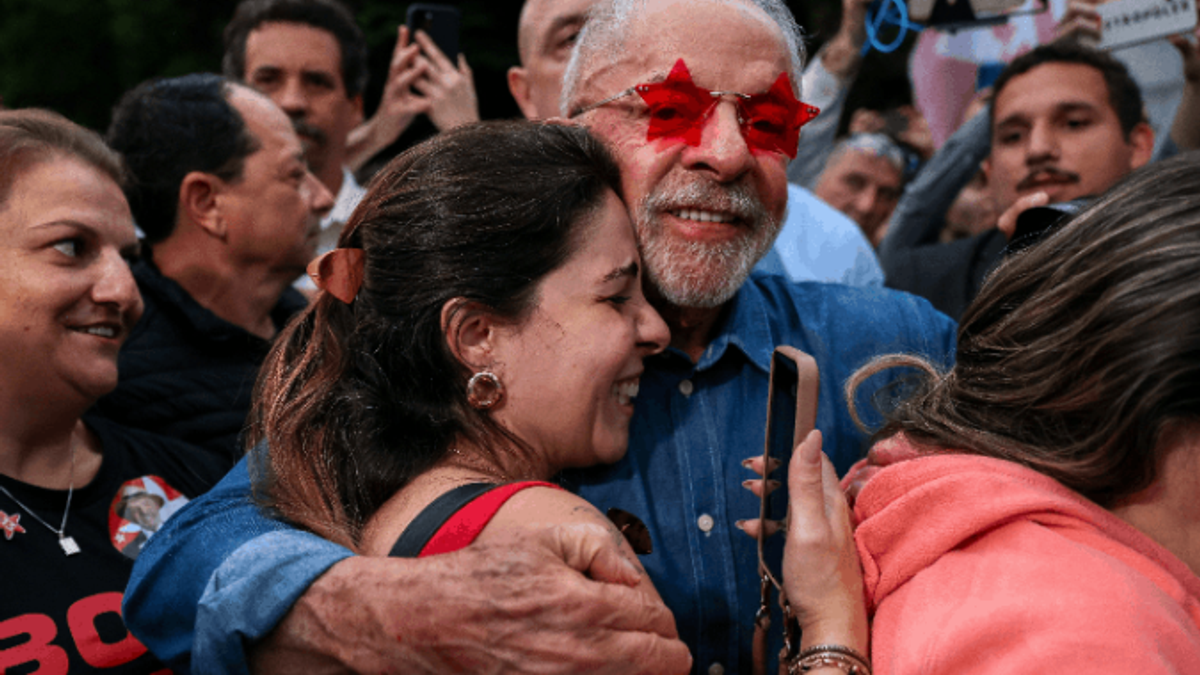 ब्राजील के राष्ट्रपति लूला दा सिल्वा 2026 के राष्ट्रपति चुनाव में जीत के बाद समर्थकों के साथ
