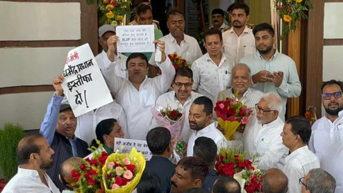 बिहार विधानसभा परिसर में मानसून सत्र के पहले दिन NEET और NTA के मुद्दे पर प्रदर्शन करते विपक्षी विधायक।