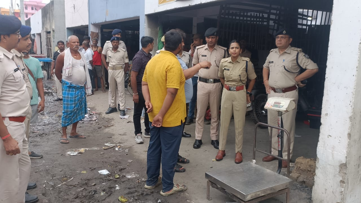 पटना के बहादुरपुर इलाके में फल विक्रेता को गोली मारने की घटना के बाद मौके पर जांच करती पुलिस।