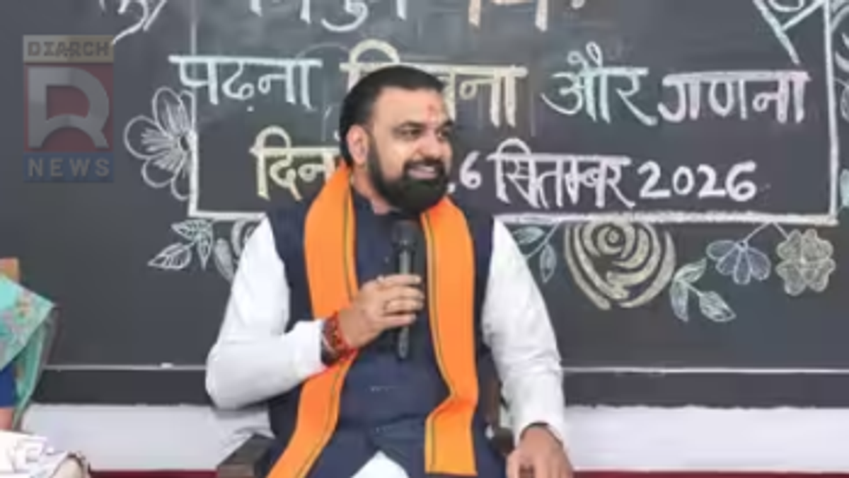 बिहार के सरकारी स्कूल में कंप्यूटर की पढ़ाई करते छात्र और इंस्ट्रक्टर