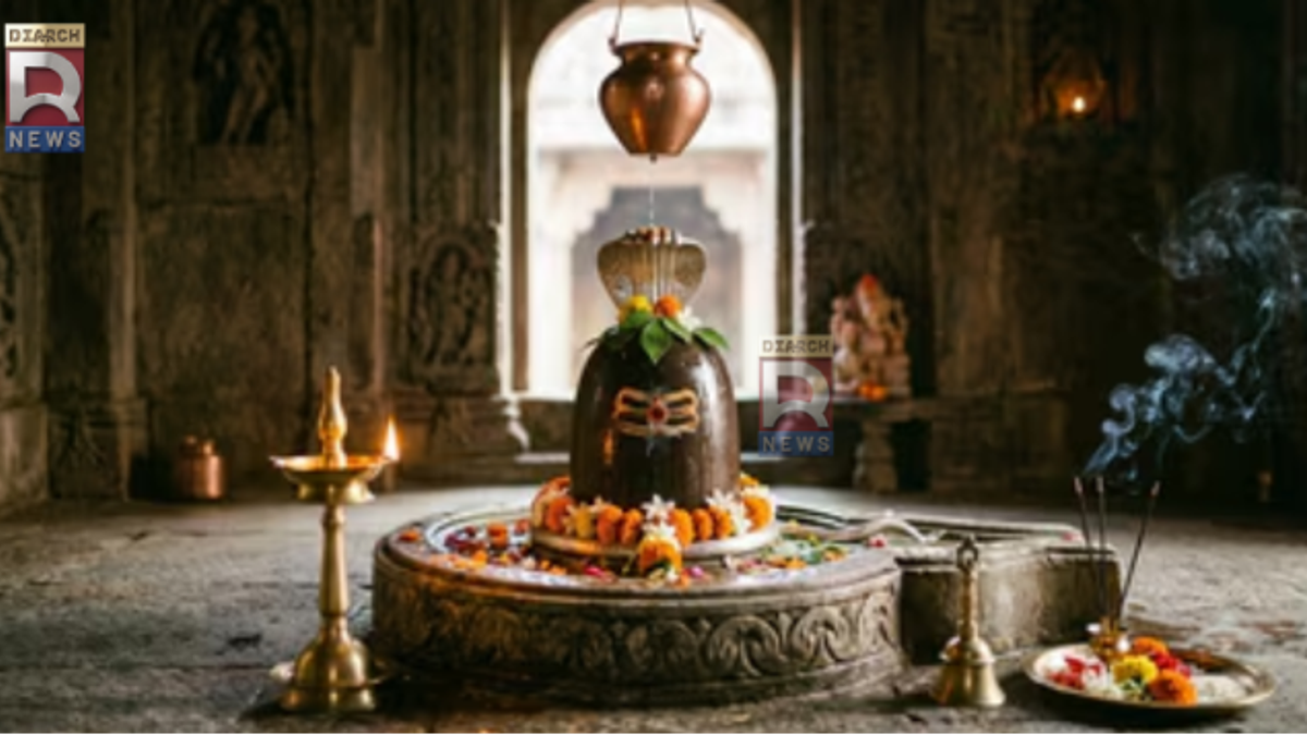 सावन की पहली सोमवारी पर शिवलिंग पर जलाभिषेक, बेलपत्र अर्पित करते श्रद्धालु और भगवान शिव की पूजा का दृश्य।