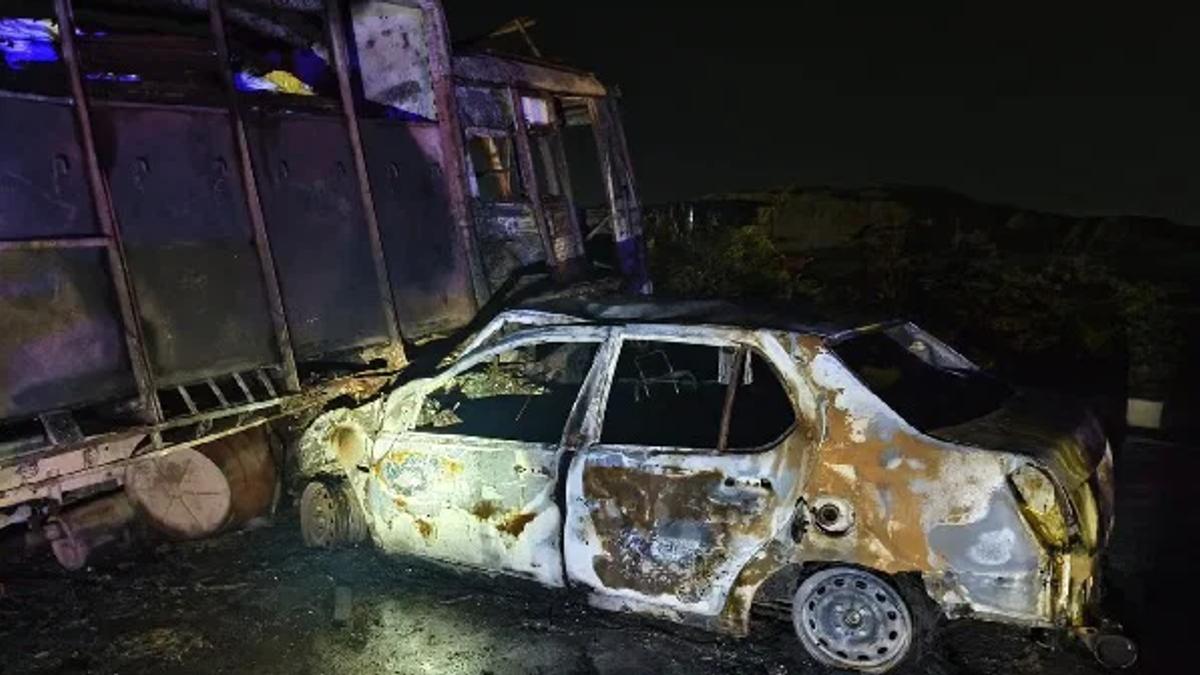 गया के डोभी-पटना फोरलेन पर ट्रक से टकराने के बाद आग की लपटों में घिरी कार, सड़क हादसे के बाद मौके पर पहुंची पुलिस।