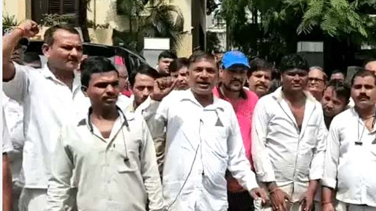 मुंबई में मराठी भाषा नियम के विरोध में ऑटो रिक्शा ड्राइवरों का प्रदर्शन