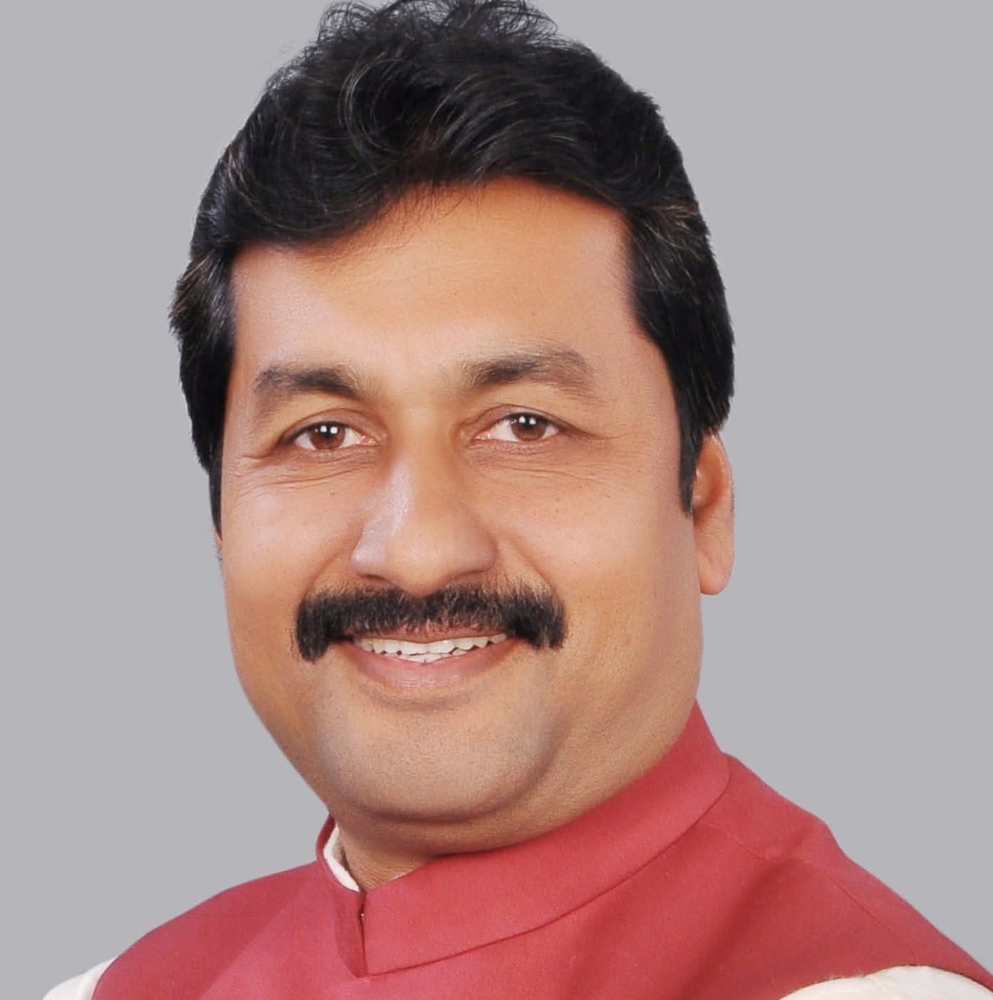 बिहार कांग्रेस के नेता राजेश राठौड़ स्टेट हाईवे टोल नीति पर सरकार के खिलाफ बयान देते हुए।