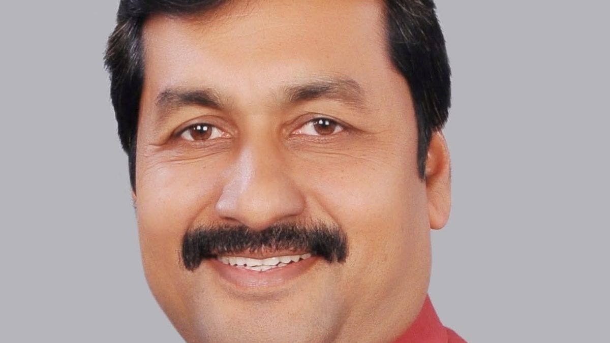 बिहार कांग्रेस के नेता राजेश राठौड़ स्टेट हाईवे टोल नीति पर सरकार के खिलाफ बयान देते हुए।