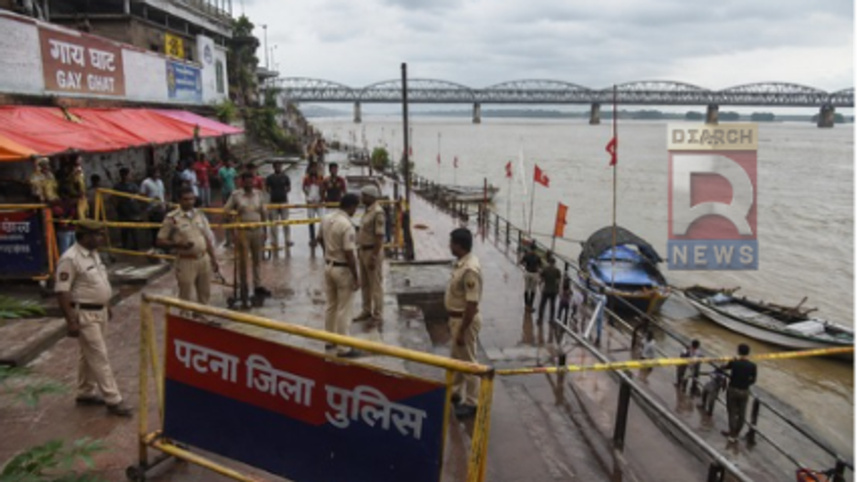 पटना के गायघाट और भद्र घाट पर तीन शव मिलने के बाद पुलिस जांच का प्रतीकात्मक दृश्य।