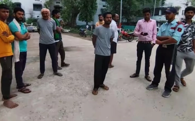 नालंदा के केशरी बिगहा गांव में हत्या की घटना के बाद मौके पर जांच करती बिहार पुलिस।