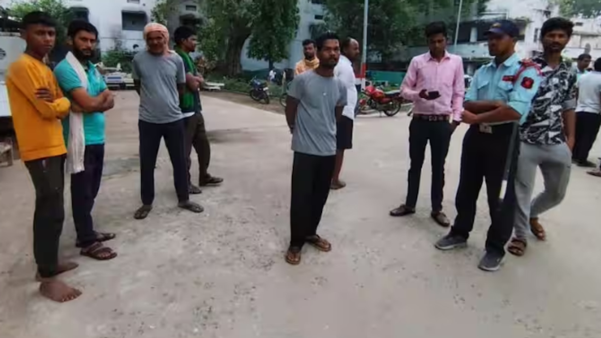 नालंदा के केशरी बिगहा गांव में हत्या की घटना के बाद मौके पर जांच करती बिहार पुलिस।