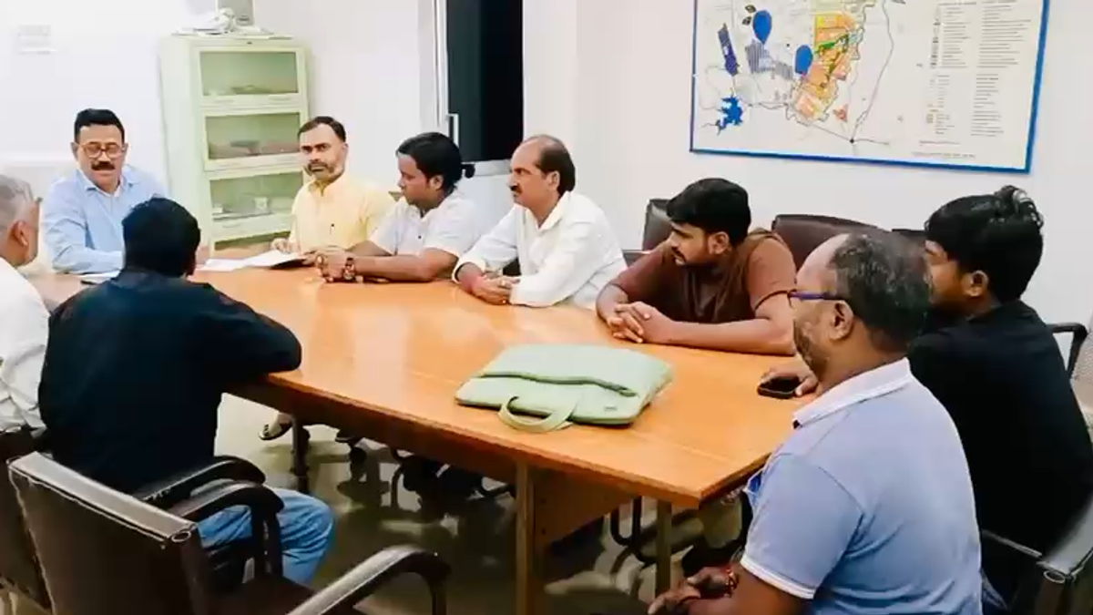 सेक्टर-12 के जर्जर BSL क्वार्टरों को लेकर प्रबंधन से वार्ता करते भारतीय उद्योग मजदूर संघ के महामंत्री कुमार अमित