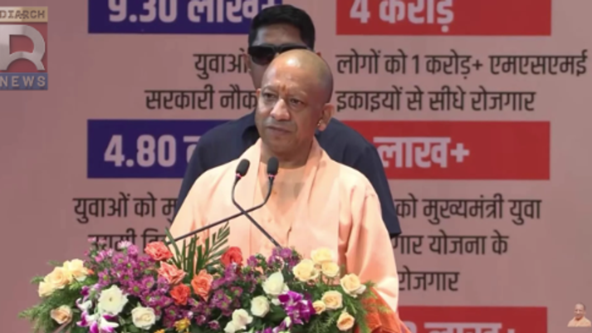 मुख्यमंत्री आवास योजना-ग्रामीण के तहत पक्का घर बनाते ग्रामीण परिवार का प्रतीकात्मक दृश्य